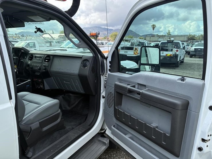 2013-ford-f550-image-15