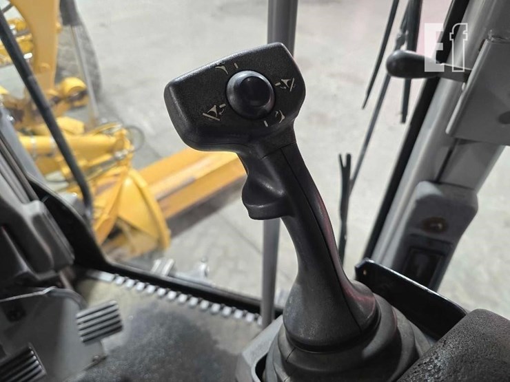 2011-caterpillar-140m2-image-18