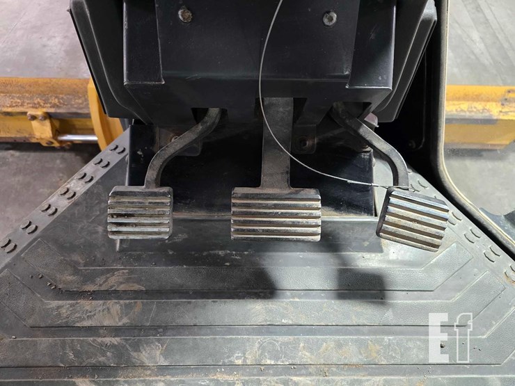 2013-caterpillar-12m2-image-18