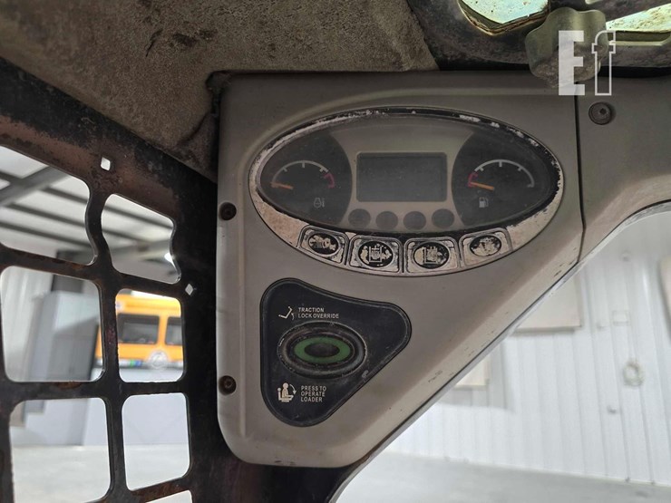 2013-bobcat-t110-image-17