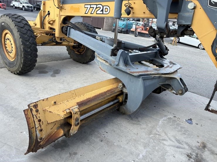 2005-deere-772d-image-15