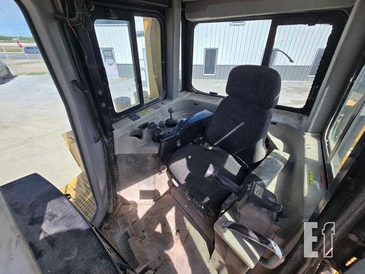 2007-caterpillar-d6r-image-13
