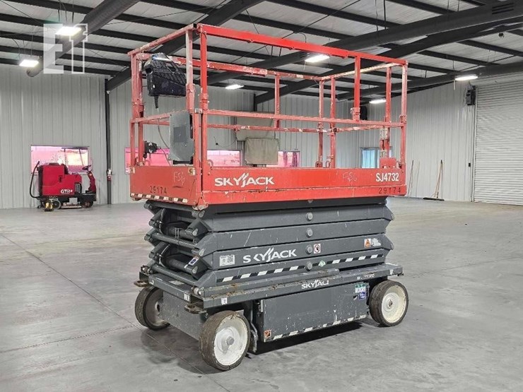 2020-skyjack-sj4732-image-1