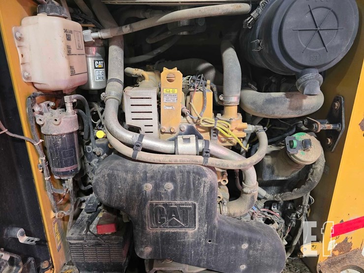 2015-caterpillar-257d-image-35