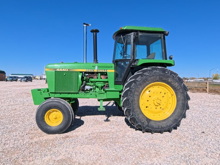 #1043-•-john-deere-4440-tractor-image-10