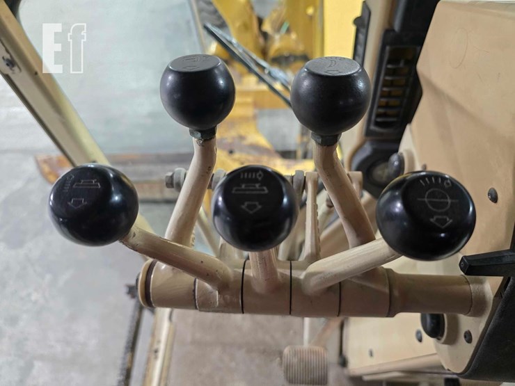 2005-caterpillar-140h-image-18