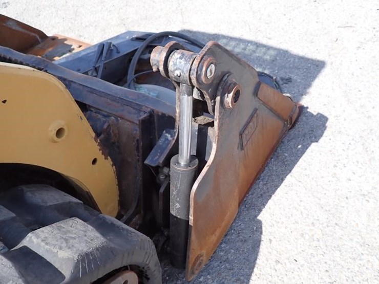 2002-caterpillar-226-skid-steer-loader-image-9