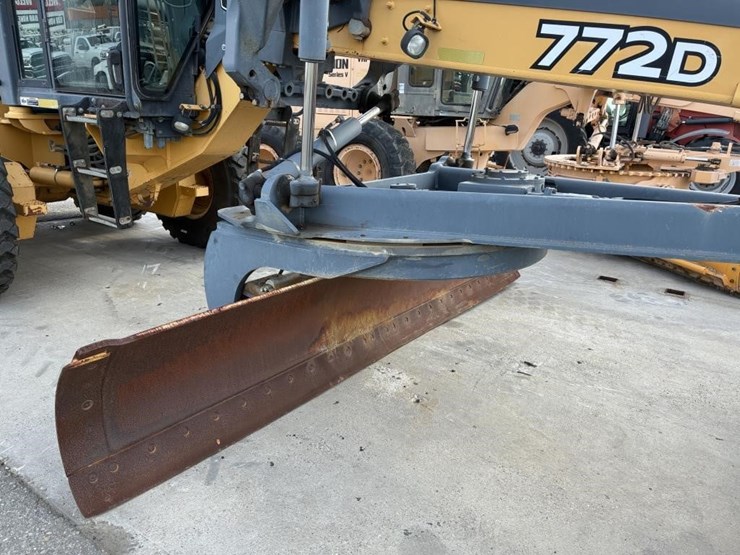 2005-deere-772d-image-13