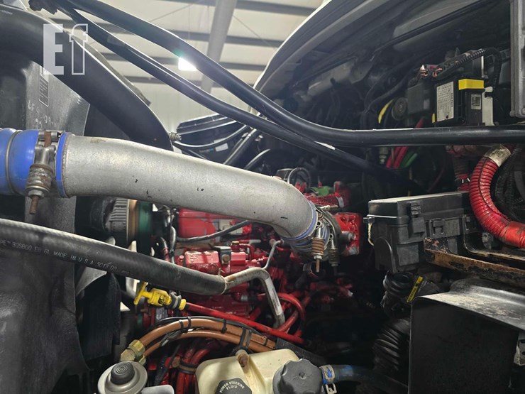 2016-freightliner-108sd-image-31