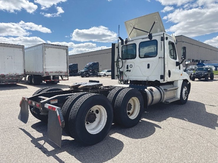2020-freightliner-cascadia-125-image-2