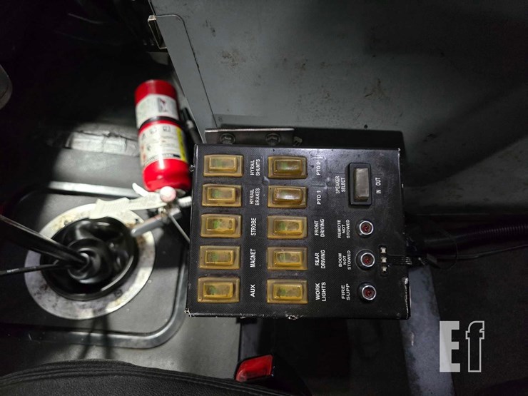 2016-freightliner-108sd-image-16