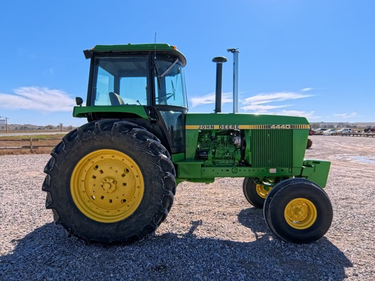 #1043-•-john-deere-4440-tractor-image-5