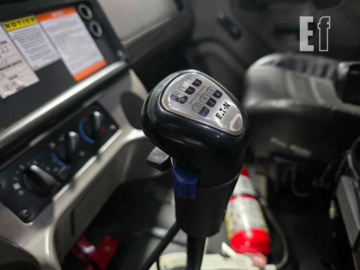 2016-freightliner-108sd-image-15