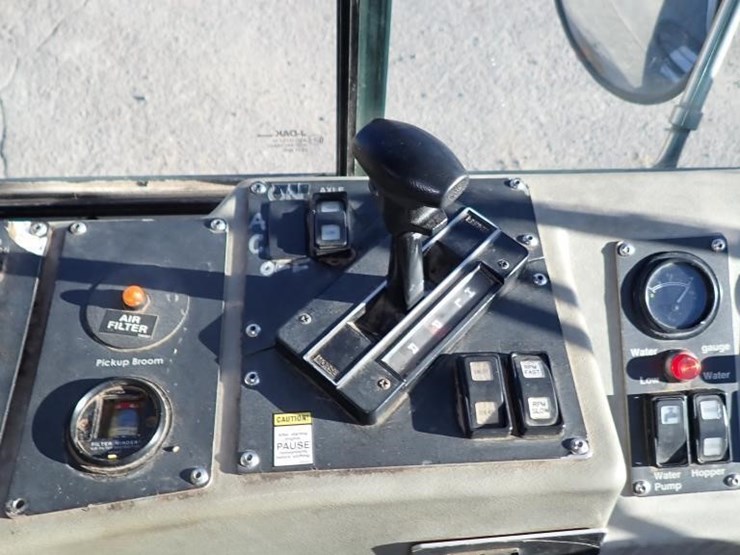 2014-global-m4-street-sweeper-truck-image-25