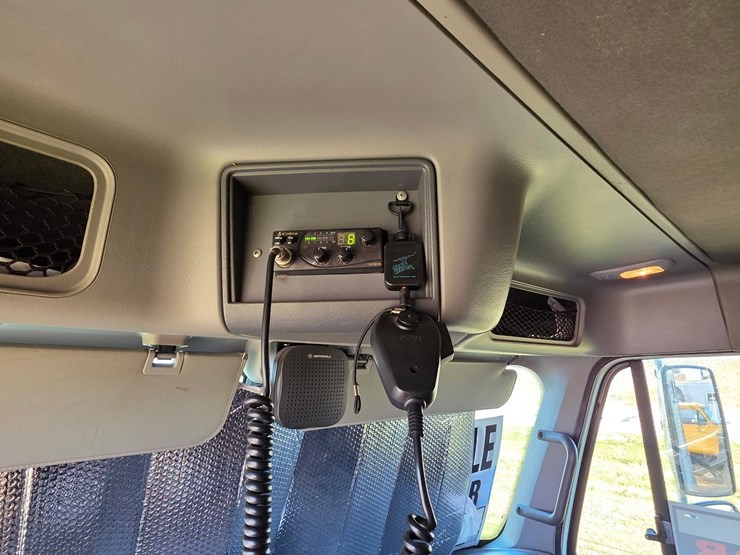 2004-freightliner-bunk-truck/motorhome-image-9