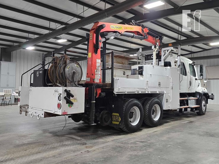 2016-freightliner-108sd-image-3