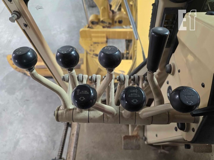 2001-caterpillar-140h-image-17