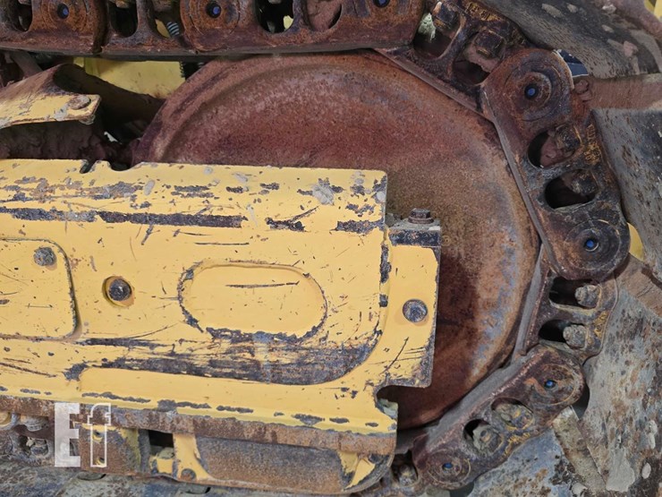 2021-caterpillar-d2-image-31