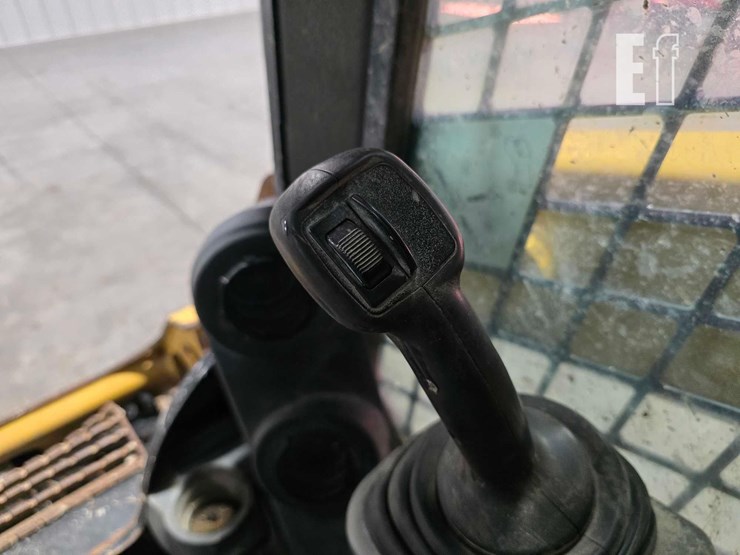 2015-caterpillar-257d-image-17