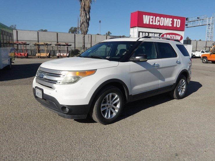 2012-ford-explorer-xlt-image-1
