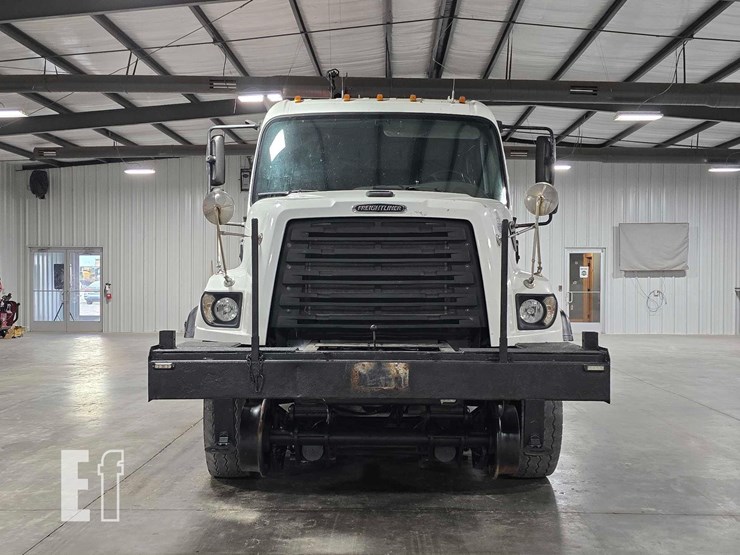 2016-freightliner-108sd-image-7