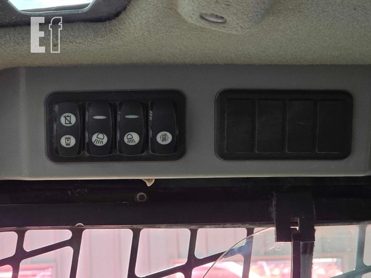 2015-caterpillar-257d-image-19