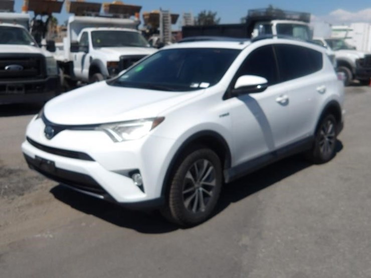 2017-toyota-rav4-xle-image-1