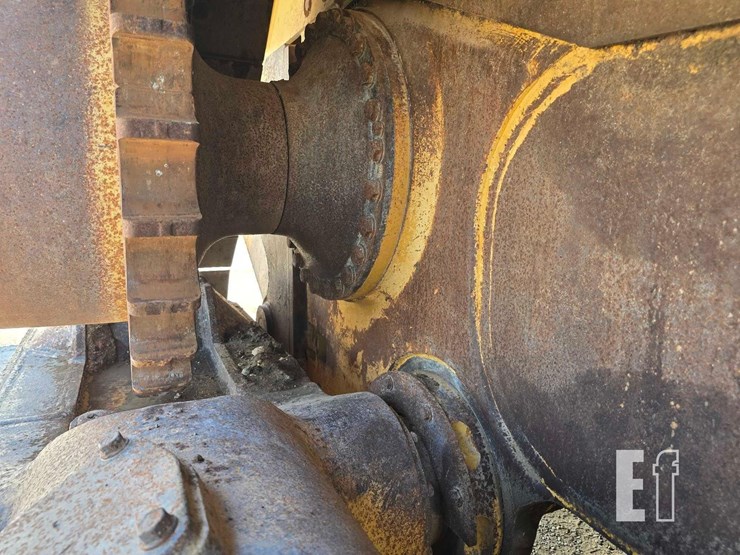 2013-caterpillar-d8t-image-38