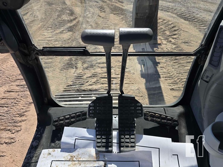 2022-deere-210g-lc-image-15