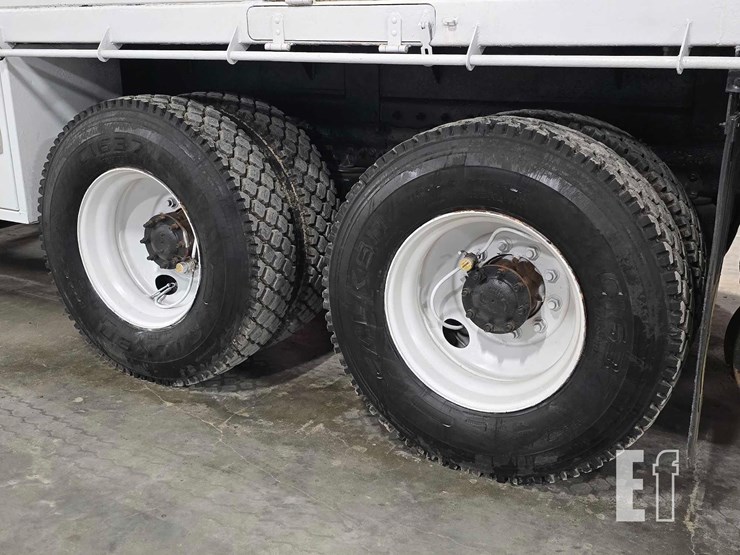 2016-freightliner-108sd-image-25