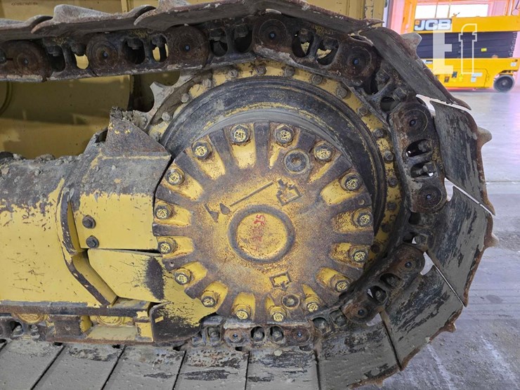 2021-caterpillar-d2-image-24