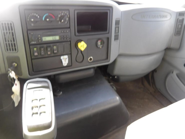 2007-international-7600-equipment-hauler-truck-image-22