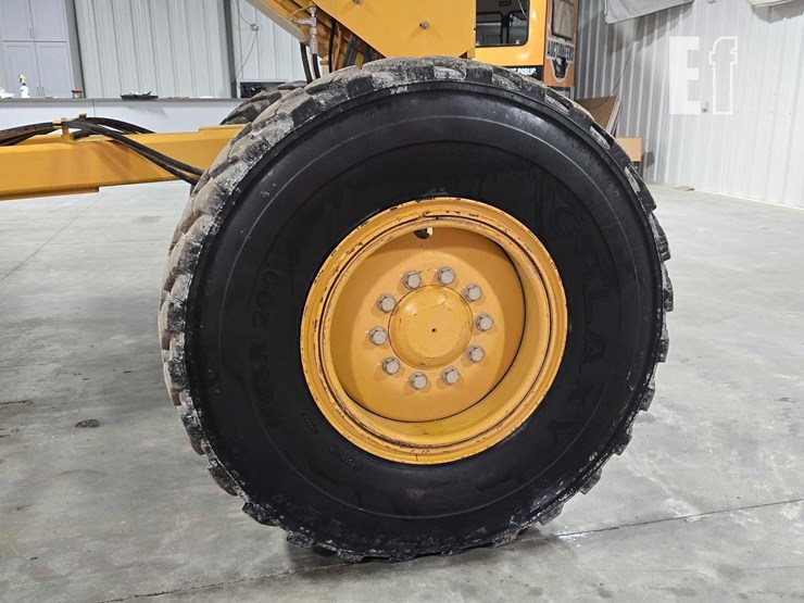 2013-caterpillar-12m2-image-29