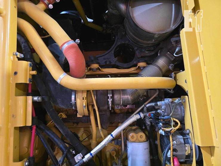 2013-caterpillar-12m2-image-31