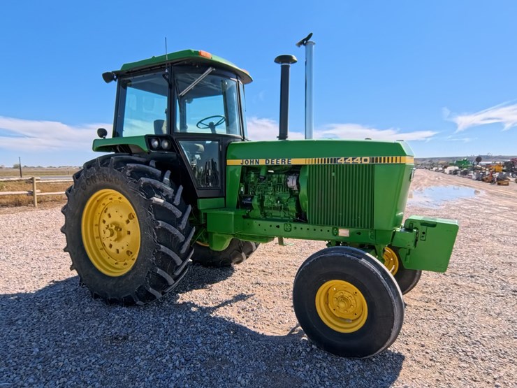 #1043-•-john-deere-4440-tractor-image-3