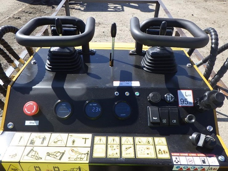 2026-agt-mx-crt23-skid-steer-track-loader-image-11