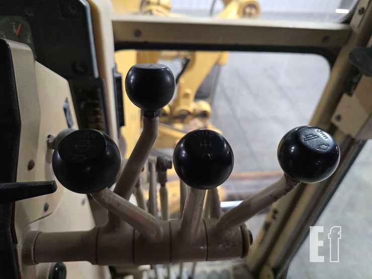 2005-caterpillar-140h-image-19