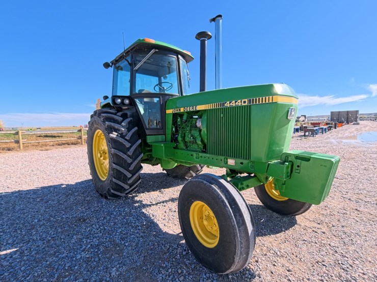 #1043-•-john-deere-4440-tractor-image-66