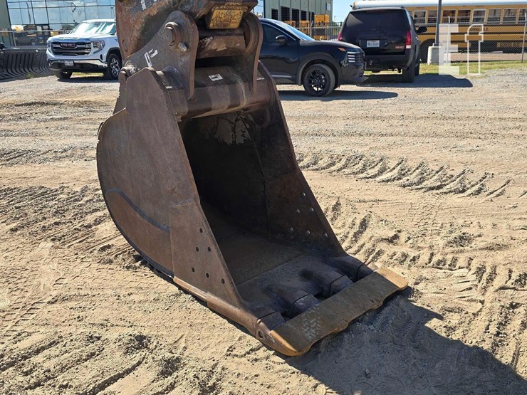 2022-deere-210g-lc-image-10