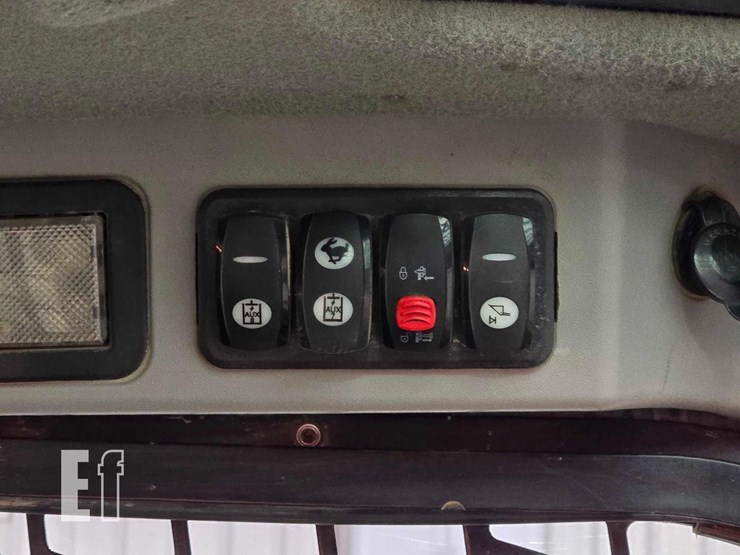 2015-caterpillar-257d-image-18