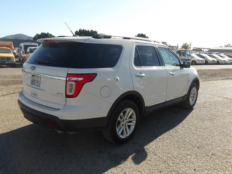 2012-ford-explorer-xlt-image-3