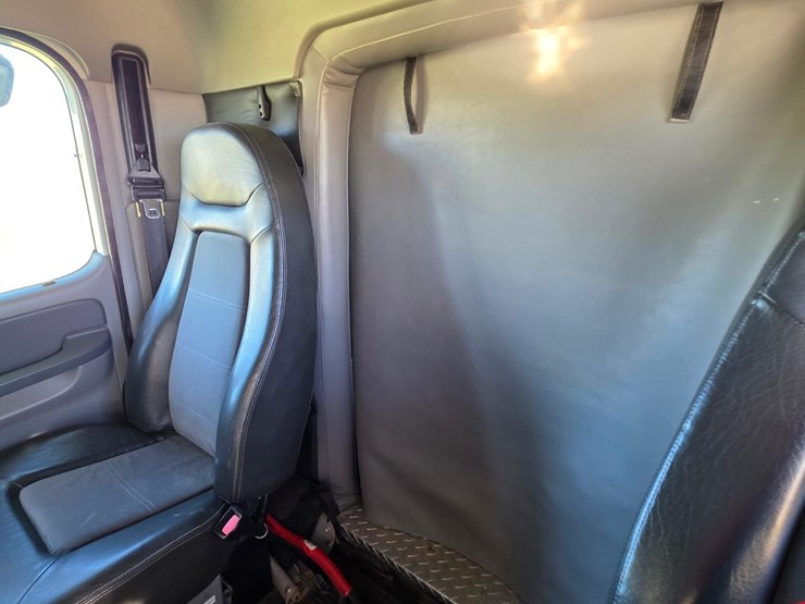 2004-freightliner-bunk-truck/motorhome-image-7