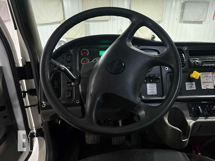2016-freightliner-108sd-image-10