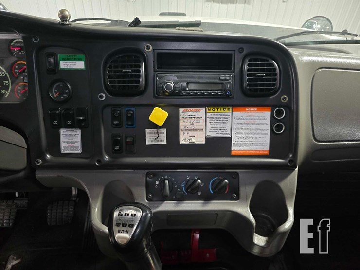 2016-freightliner-108sd-image-14