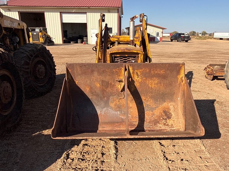 #6924-•-john-deere-440-ic-series-crawler-loader-image-2