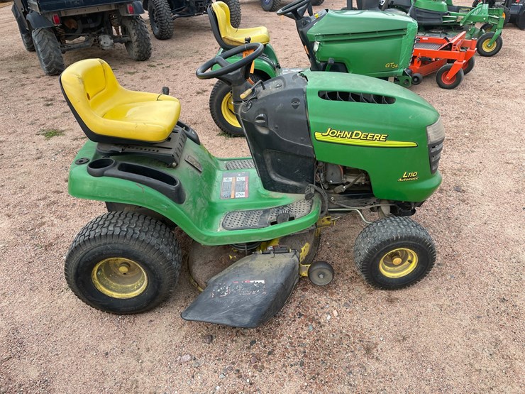 #1011-•-200-john-deere-l110-riding-lawn-mower-image-4