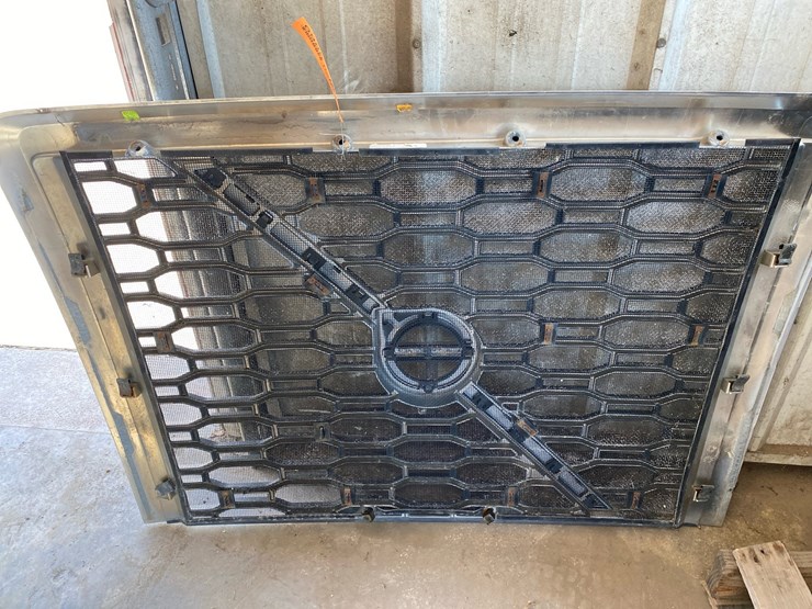 #6985-•-volvo-truck-front-grille-assembly-image-5