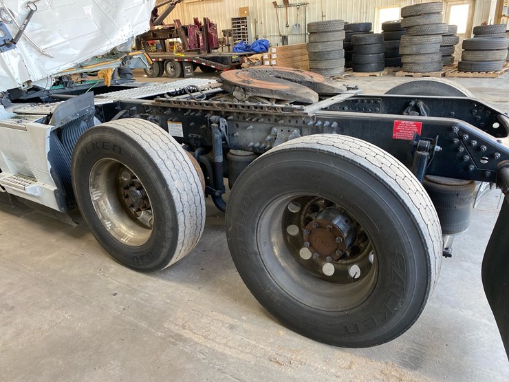 #6984-•-2024-volvo-sleeper-cab-semi-truck-tractor-image-9