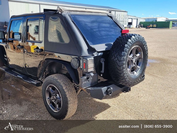 2015-jeep-wrangler-unlimited-sahara-image-5