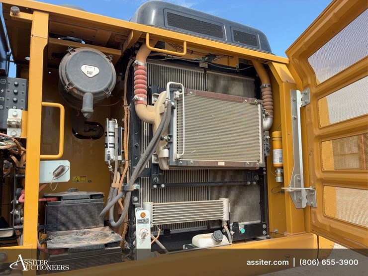 2017-caterpillar-323-image-30
